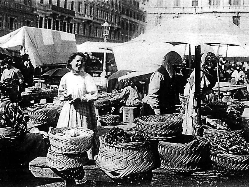 Una foto storica del mercato di piazza Ponterosso a Trieste