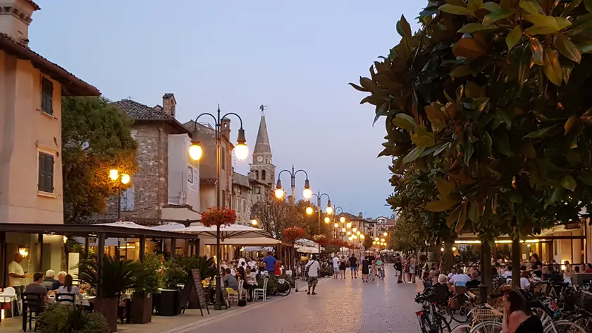 Ristoranti e locali in piazza Duca d'Aosta a Grado. Foto di Antonio Boemo
