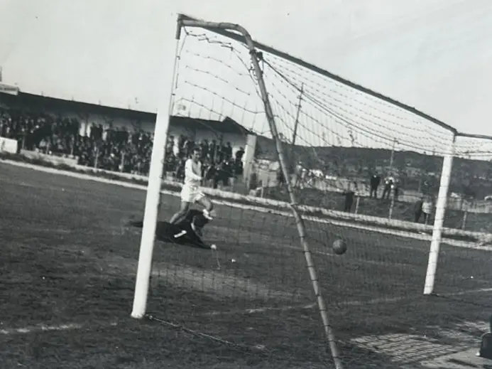 Il gol messo a segno da Lucio Masat nella sfida contro la Pro Vercelli l’8 novembre 1959, finita 1-0
