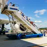 Passeggeri scendono da un aereo dal Trieste Airport