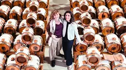 Gloria Midolini e la figlia Angelica nell'Acetaia di Manzano