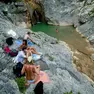 Alcuni ragazzi fanno il bagno nelle pozze del torrente Rosandra