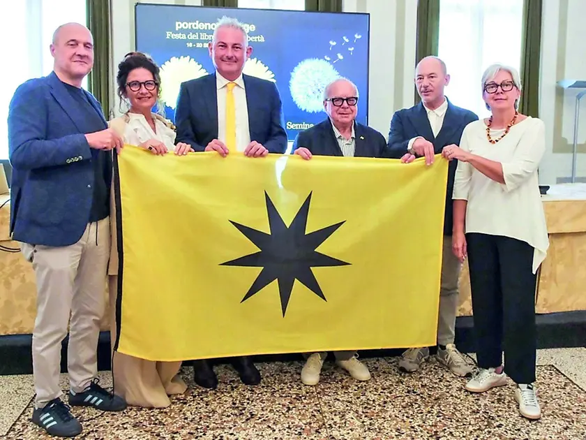Alberto Garlini, Valentina Gasparet, Alessandro Basso, Michelangelo Agrusti, Gian Mario Villalta e Michela Zin con la nuova bandiera