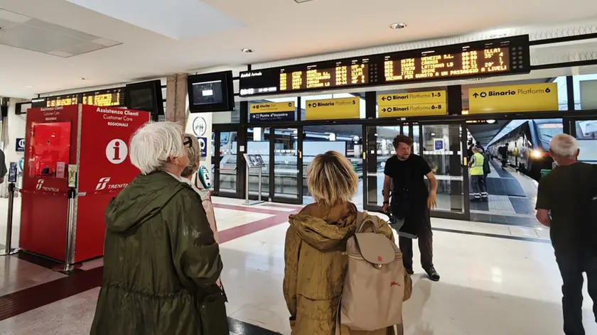 Pendolari in attesa alla stazione di Trieste (Lasorte)