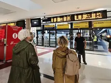 Pendolari in attesa alla stazione di Trieste (Lasorte)