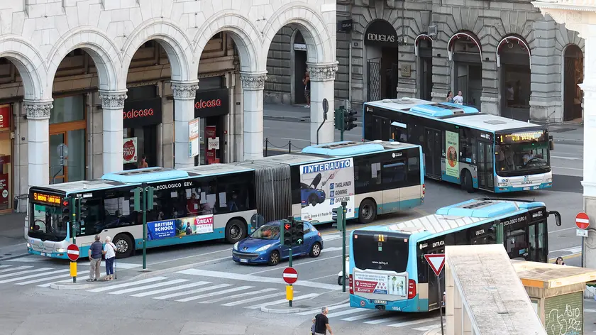 Autobus in piazza Goldoni. (Foto archivio Lasorte)