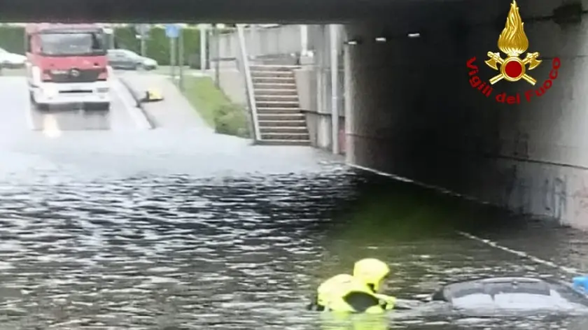 Uno dei soccorritori che ha tentato di salvare l'anziana