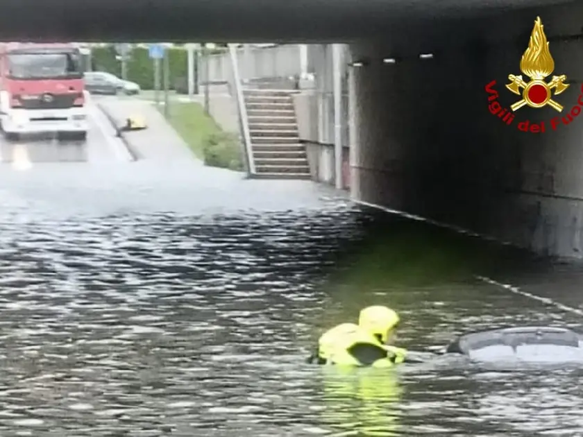 Uno dei soccorritori che ha tentato di salvare l'anziana