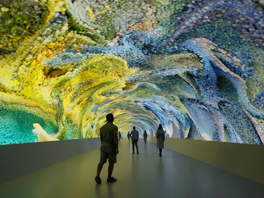 Gorizia: l’opera “Data Tunnel” di Refik Anadol trasforma i dati legati alla natura in forme d'arte astratta, grazie all'AI