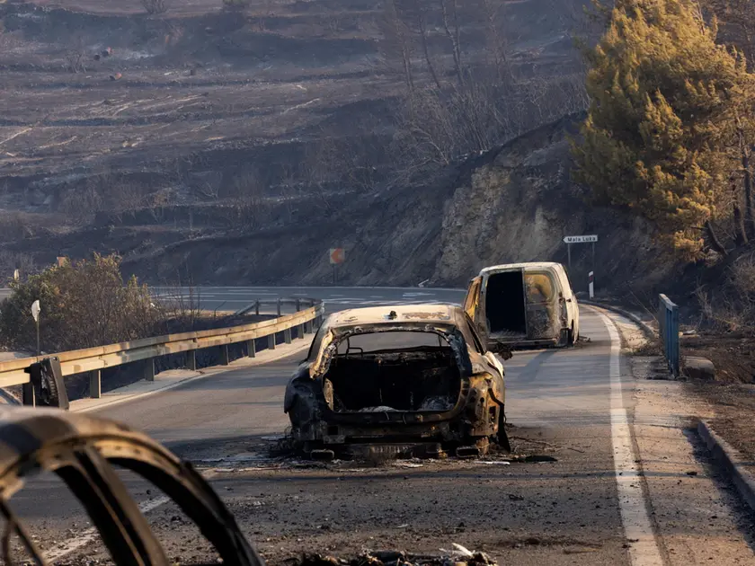 Auto distrutte dalla furia delle fiamme nella zona di Almissa