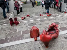 Scarpe rosse simbolo della lotta contro la violenza sulle donne (Bonaventura)
