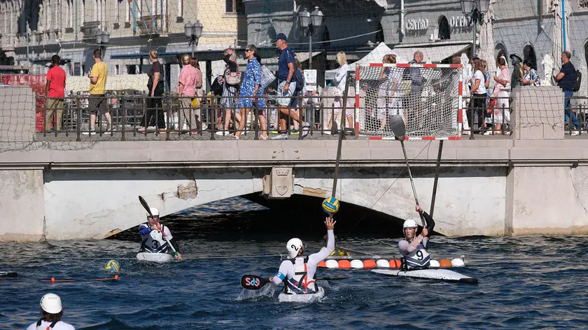 Momenti di una gara di canoa polo del Trofeo Ponterosso Fotoservizio Massimo Silvano