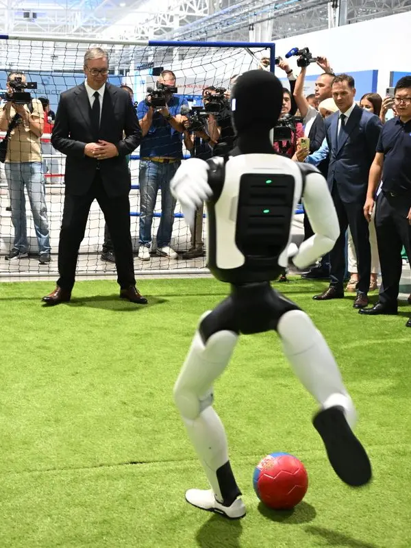 Il presidente Vučić si prepara a parare il tiro di un umanoide (foto Presidenza serba)