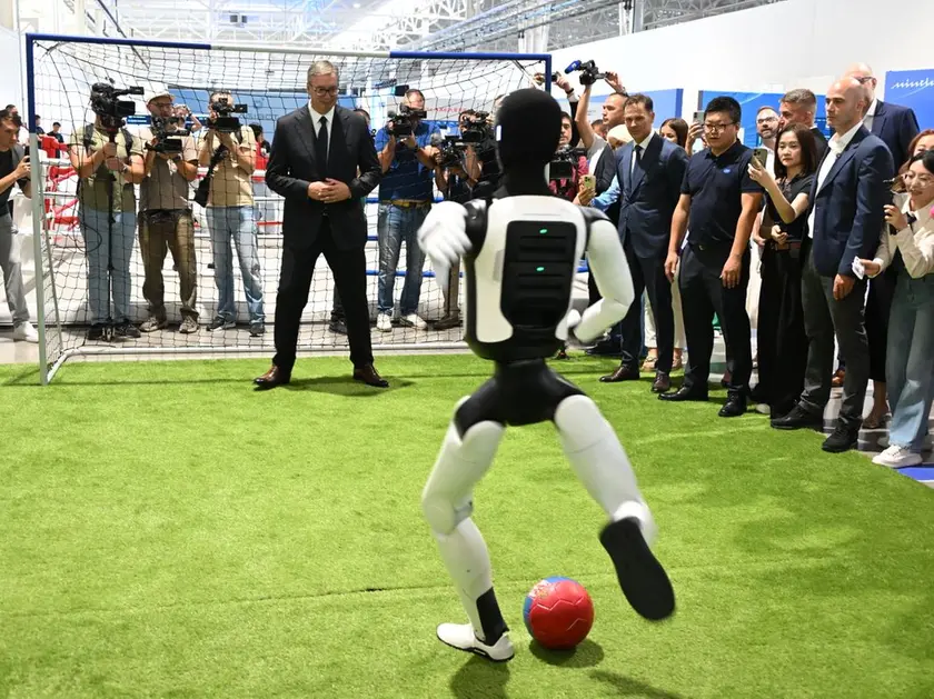Il presidente Vučić si prepara a parare il tiro di un umanoide (foto Presidenza serba)