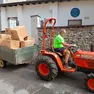 L’arrivo dei mobilie il trasporto a domicilio con il trattore