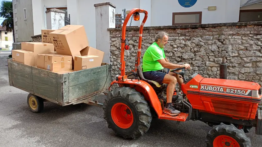 L’arrivo dei mobilie il trasporto a domicilio con il trattore