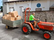 L’arrivo dei mobilie il trasporto a domicilio con il trattore