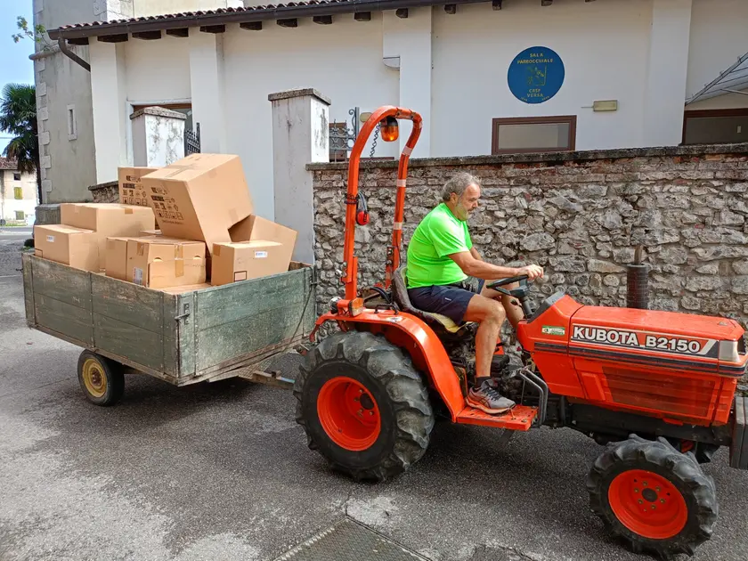 L’arrivo dei mobilie il trasporto a domicilio con il trattore