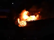 Le fiamme avvolgono l’edificio nello scatto di Gianni Grusovin
