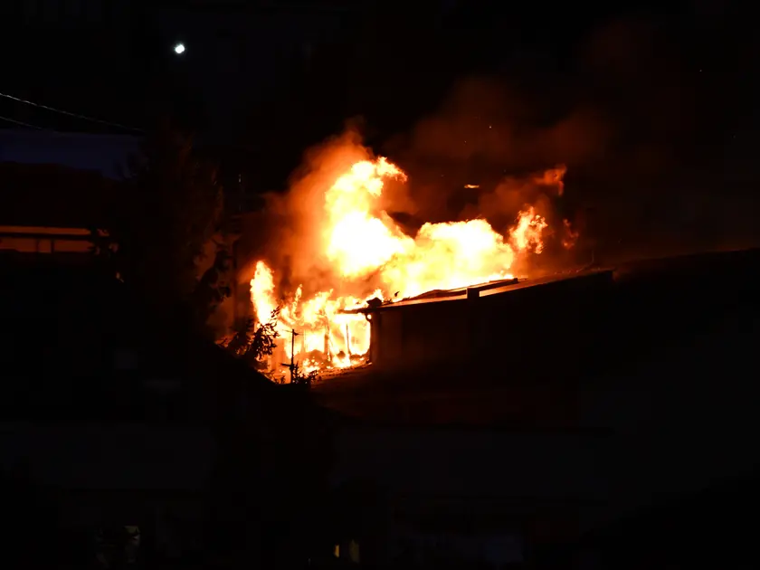 Le fiamme avvolgono l’edificio nello scatto di Gianni Grusovin