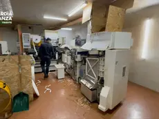 La Guardia di Finanza all’interno della fabbrica clandestina di bionde smantellata a Gonars