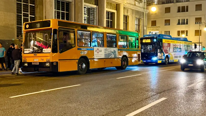 Il bus nelle strade di Trieste. foto Silvano