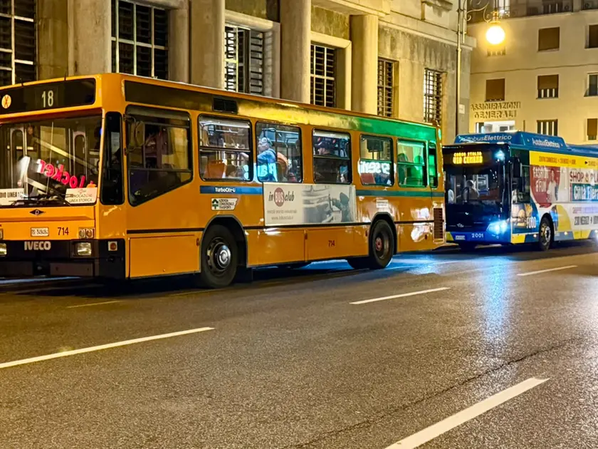 Il bus nelle strade di Trieste. foto Silvano