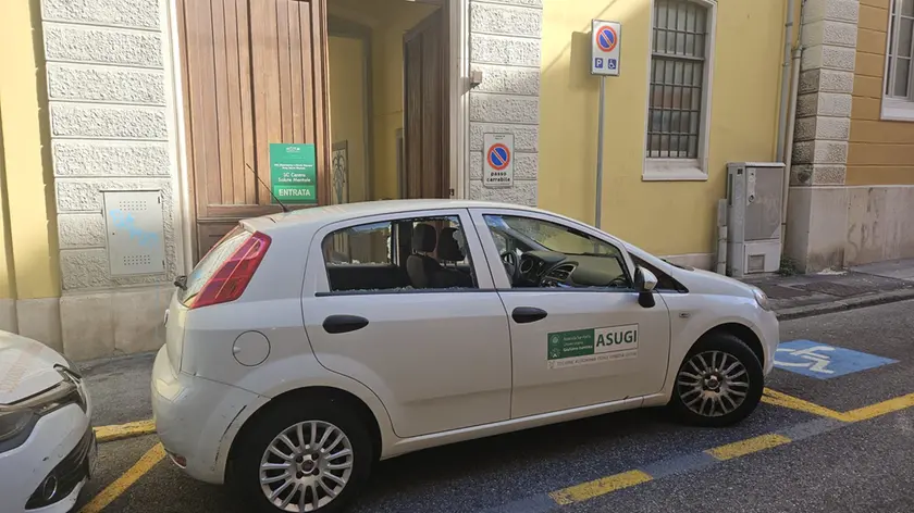 Una delle auto prese di mira dai vandali