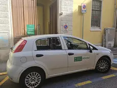 Una delle auto prese di mira dai vandali