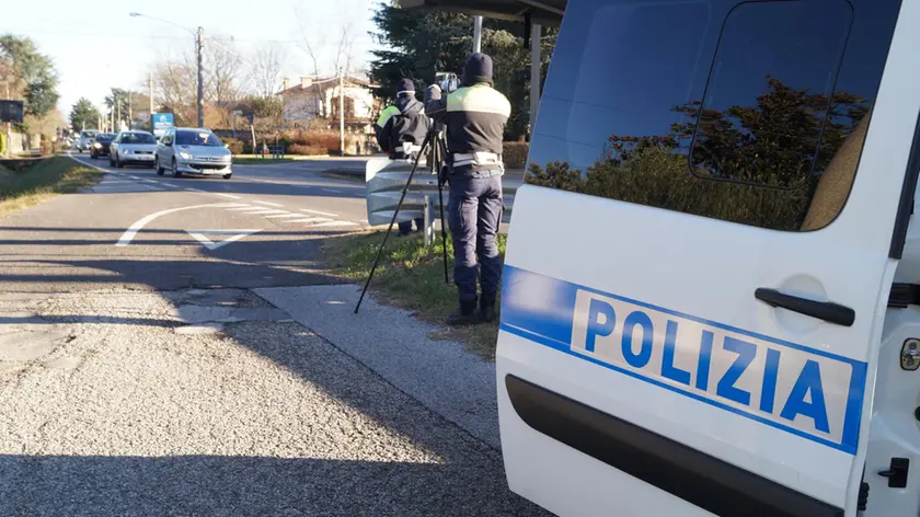 Nella foto d’archivio, controlli con il telelaser della Polizia locale lungo la strada regionale 56