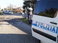 Nella foto d’archivio, controlli con il telelaser della Polizia locale lungo la strada regionale 56