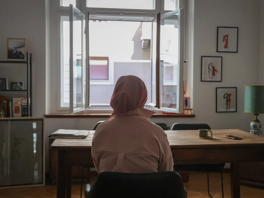 La ragazza pachistana fotografata di spalle durante l’intervista a Il Piccolo (foto Andrea Lasorte)