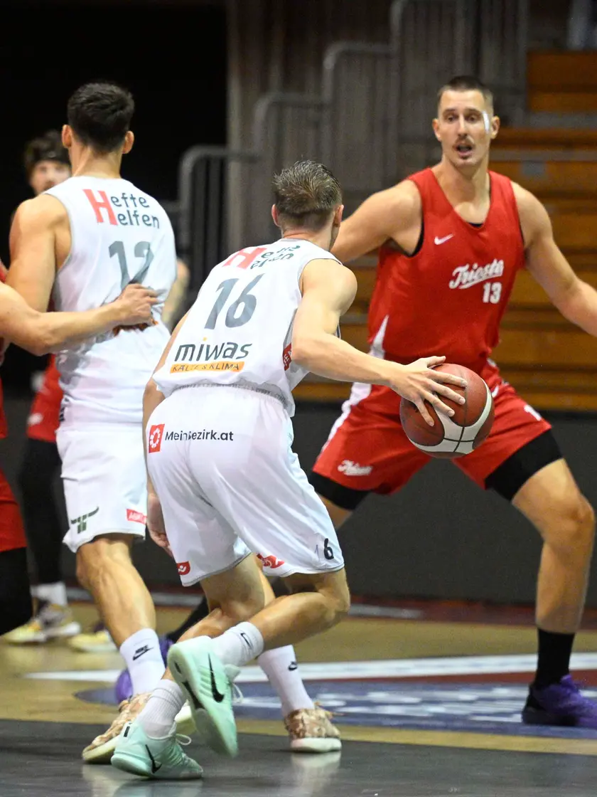 Colbey Ross e Francesco Candussi durante il test con Kapfenberg (foto Francesco Bruni)