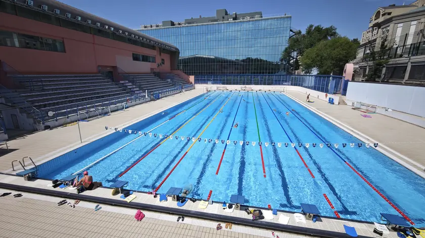 Gli spazi interni della piscina Bianchi (foto Andrea Lasorte)