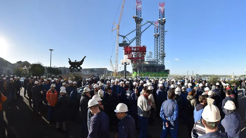 Una delle manifestazioni degli operai di Scoglio Olivi per la salvezza del cantiere, negli scorsi anni