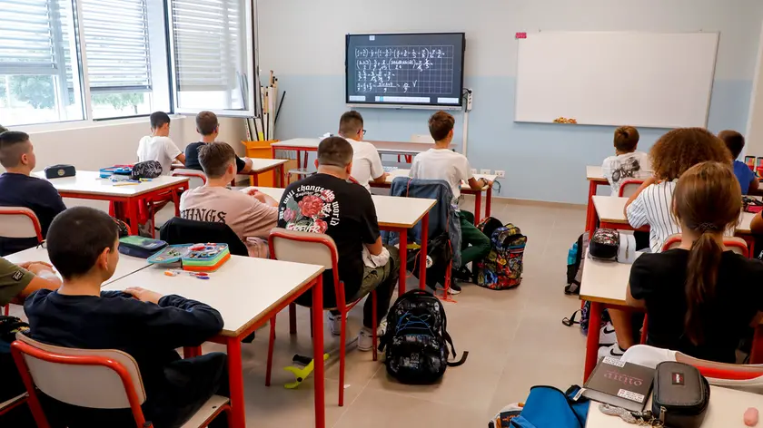 Gli studenti della nuova scuola media "Leonardo Da Vinci", appena inaugurata a Ronchi dei Legionari. Foto Katia Bonavenura