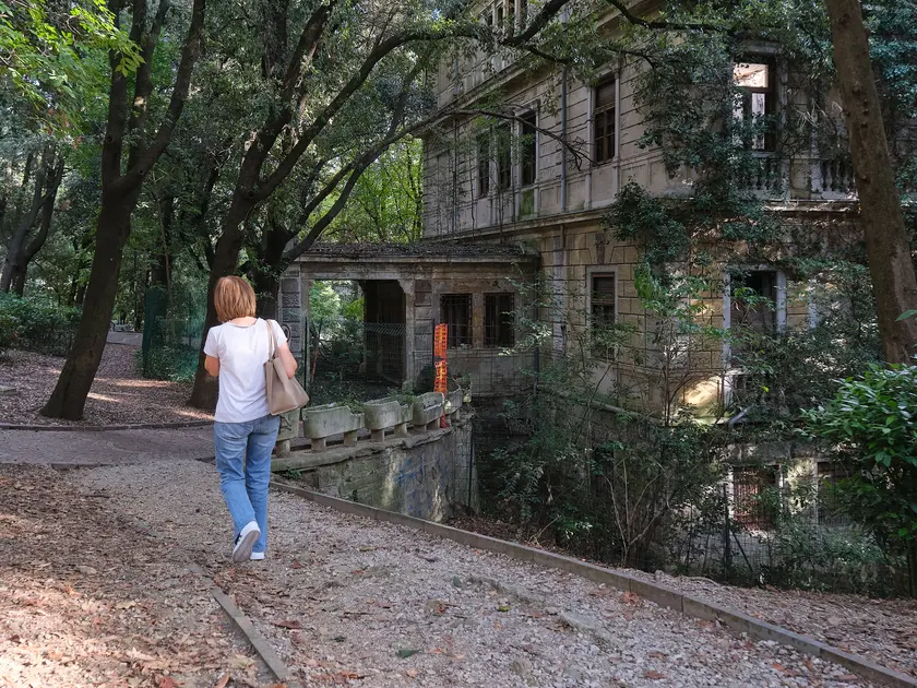 Il parco di Villa Cosulich è stato riqualificato, mentre la villa è transennata. Foto Massimo Silvano