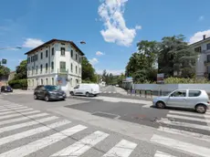 L’imbocco di via Toscolano che vedrà la realizzazione di una rotatoria: la strada sarà interamente risistemata. In alto, l’incrocio fra le vie Terza Armata e Vittorio Veneto Foto Daniele Tibaldi