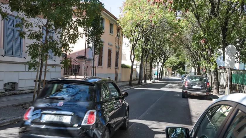 Via Trento a Gorizia, dove l'uomo di 50 anni ha spaccato un finestrino a colpi di coltello. Foto Tibaldi