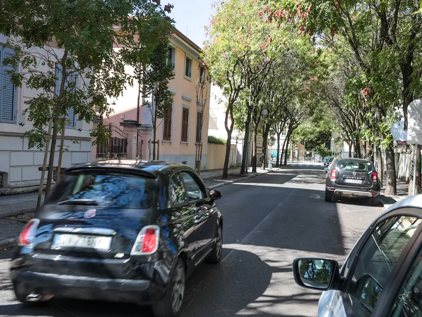 Via Trento a Gorizia, dove l'uomo di 50 anni ha spaccato un finestrino a colpi di coltello. Foto Tibaldi