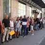 Aspiranti comparse in fila fuori dall'hotel Milano di Trieste per il film "Storia di un marinario" su Nazario Sauro. Foto Lasorte