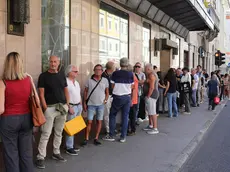 Aspiranti comparse in fila fuori dall'hotel Milano di Trieste per il film "Storia di un marinario" su Nazario Sauro. Foto Lasorte
