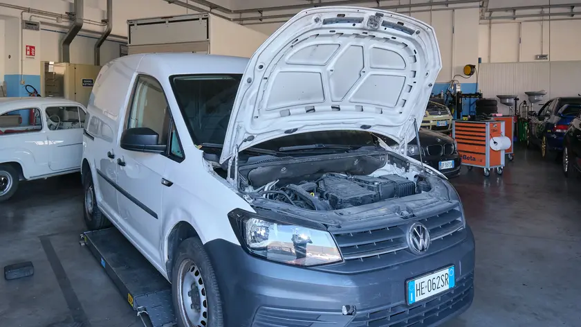 https://images.ilpiccolo.it/view/acePublic/alias/contentid/1tt9s7yhp6nob36uimh/0/copia-di-il-furgone-di-giugovaz-in-officina-ph-massimo-silvano.webp?f=16%3A9&amp;w=840