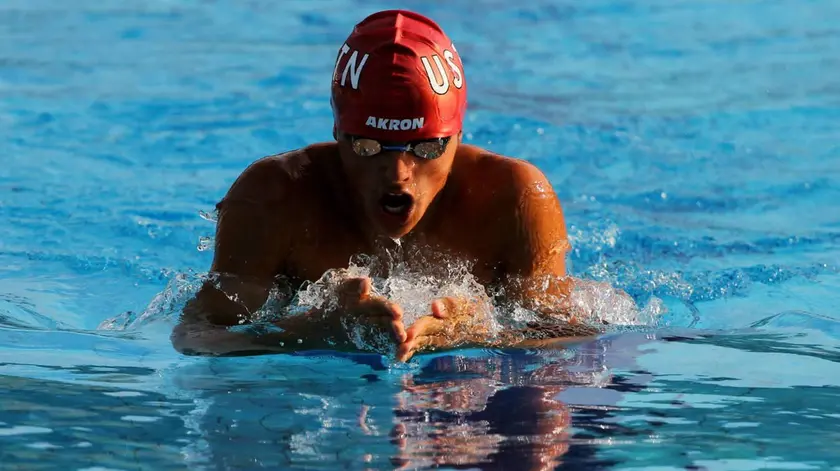 Davide Topazi mentre partecipa a una gara di nuoto