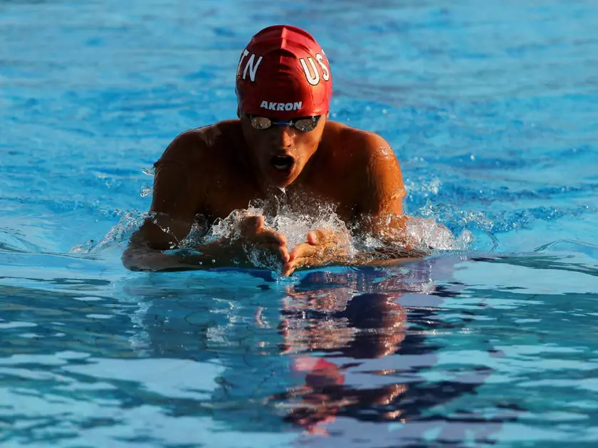 Davide Topazi mentre partecipa a una gara di nuoto