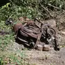 Uno dei rottami emersi durante l’attività di bonifica nell’area verde di Servola Foto Andrea Lasorte