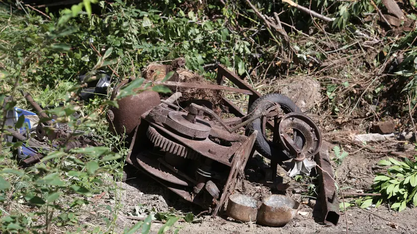 Uno dei rottami emersi durante l’attività di bonifica nell’area verde di Servola Foto Andrea Lasorte