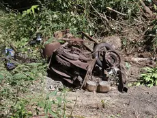 Uno dei rottami emersi durante l’attività di bonifica nell’area verde di Servola Foto Andrea Lasorte