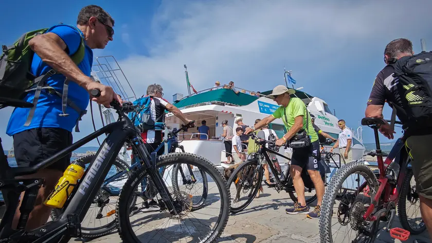 Ciclisti sul Delfino Verde a Muggia (Lasorte)