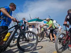 Ciclisti sul Delfino Verde a Muggia (Lasorte)